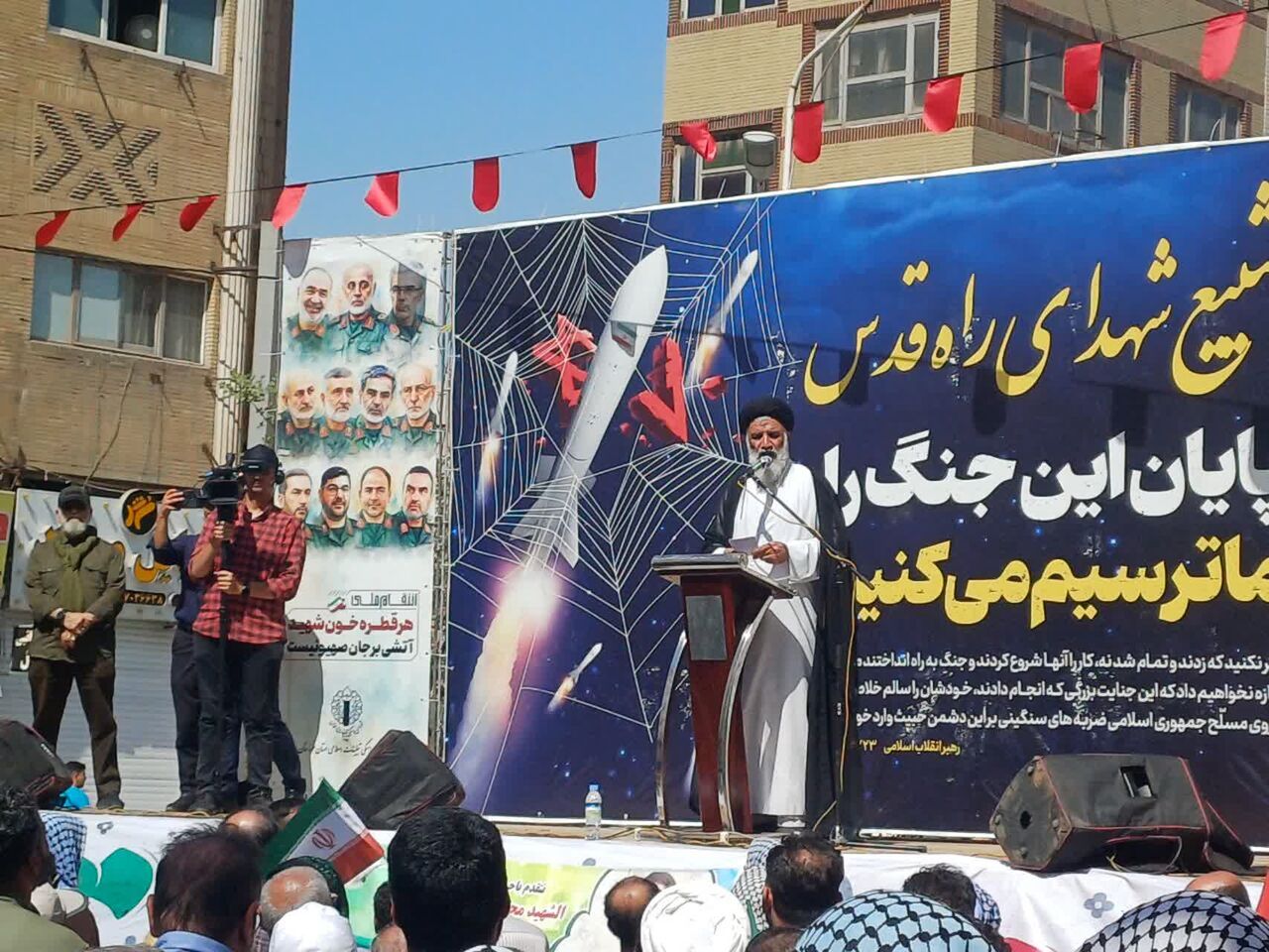 نماینده ولی فقیه در خوزستان: آمریکا را از منطقه محو میکنیم