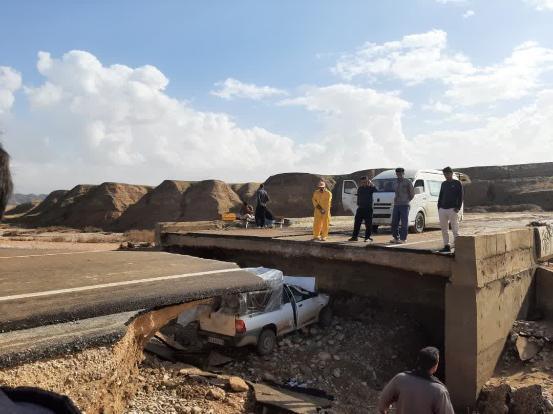 سقوط پراید در شکاف ناشی از سیل در پل سی میلی مسجدسلیمان و مرگ راننده