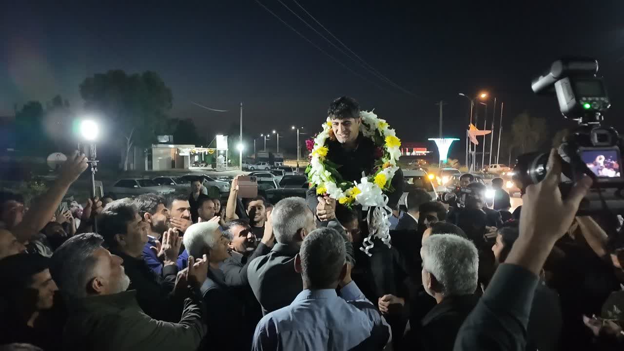 استقبال باشکوه از قهرمان کشتی آسیا محمد امین حسینی در مسجدسلیمان؛ از میدان دانشگاه تا ایستگاه مقاومت